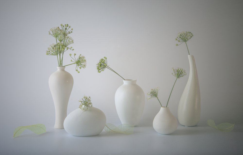 Stilleven met witte vazen door May G