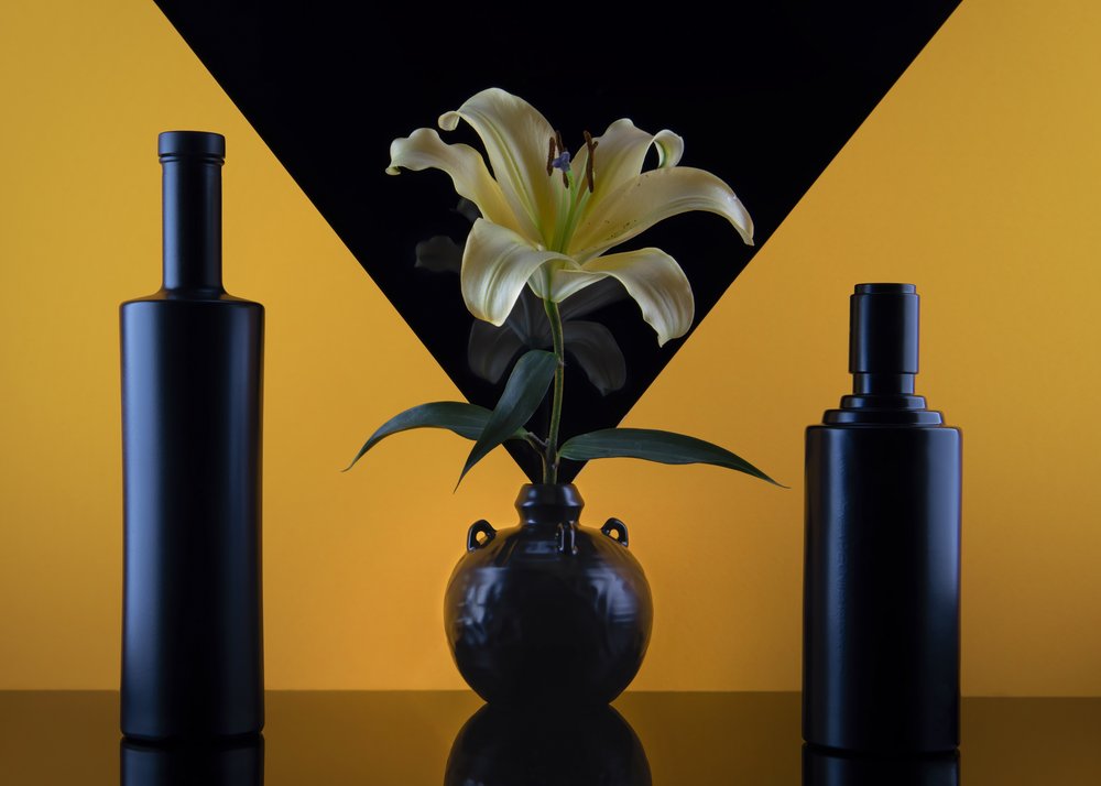 Stilleven met zwarte gouden lelie door Ming Chen