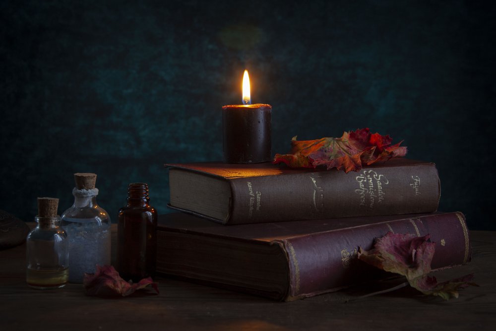 Mystieke boeken bij kaarslicht door Ramiz Sahin