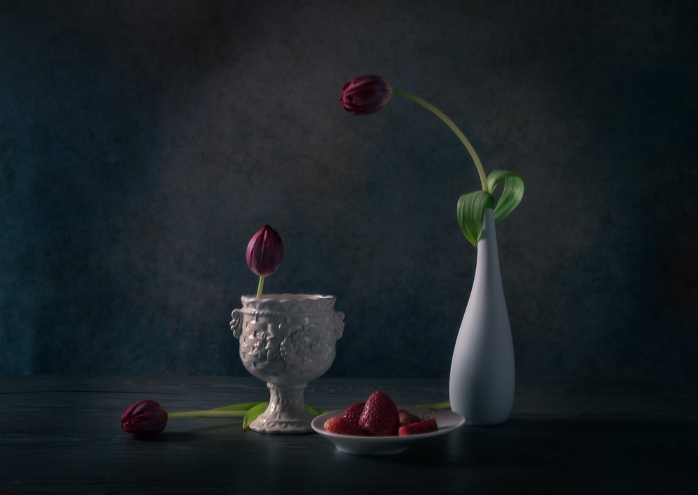 Stemmige tulpen en aardbeien door Rong Wei
