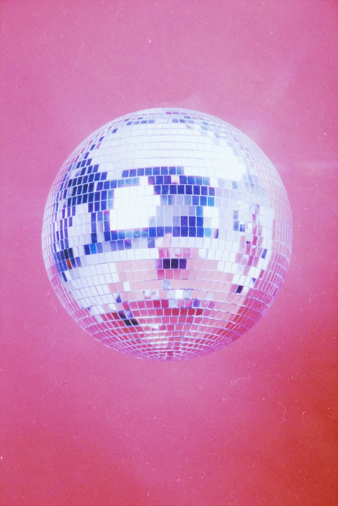 Roze discobal door Samantha Hearn