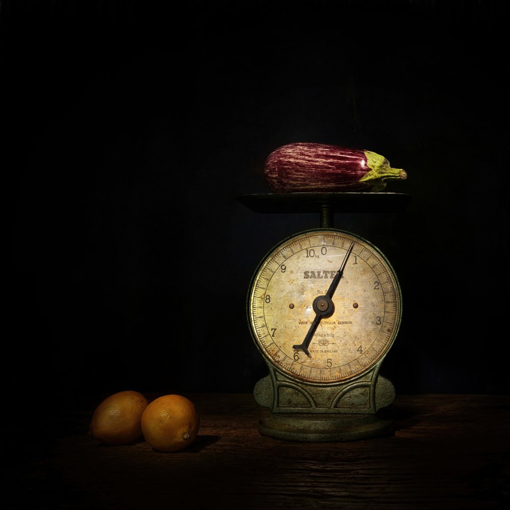 Aubergine en rustieke schaal door Saskia Dingemans