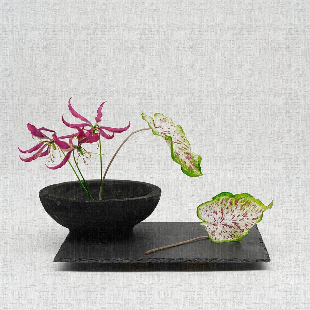 Elegant bloemstuk met botanische elementen door Saskia Dingemans