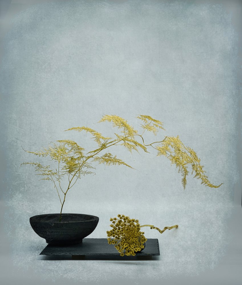 Gouden ikebana-stilleven door Saskia Dingemans
