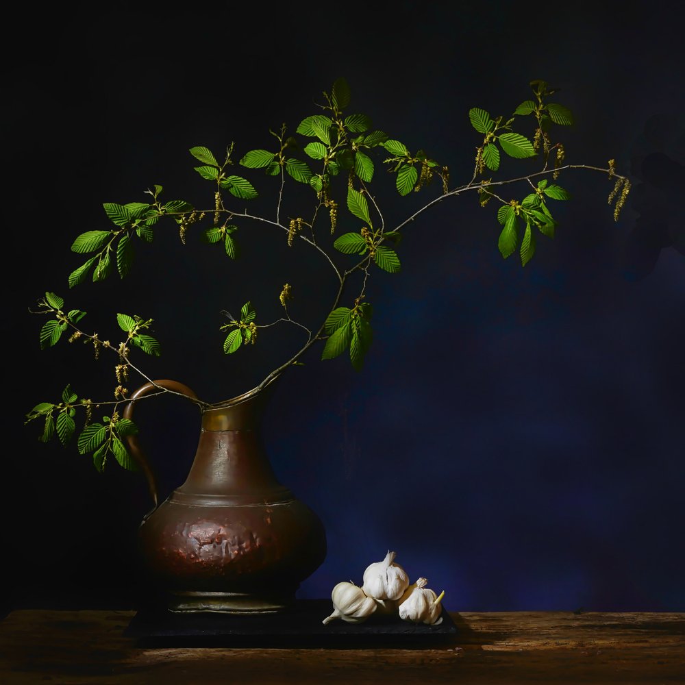Stilleven met groen en knoflook door Saskia Dingemans