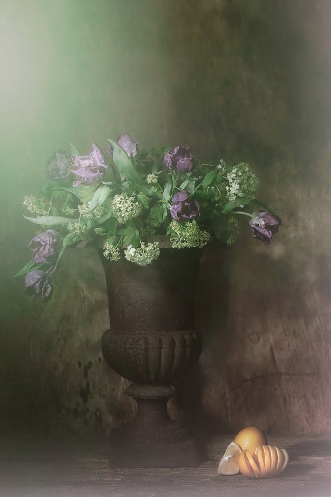 Stilleven met stemmige tulpen door Saskia Dingemans