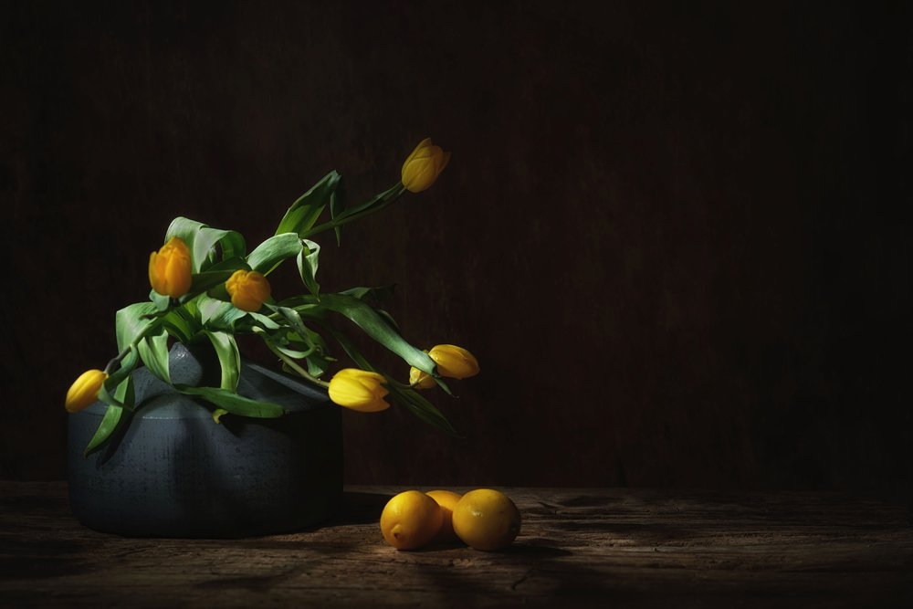 Stilleven met stemmige gele tulpen door Saskia Dingemans