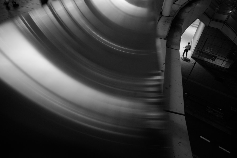 Gebogen tunnelvorm door Satoshi Hata