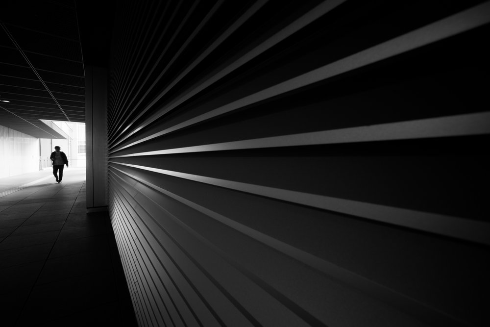 Eenzame figuur in de tunnel door Satoshi Hata