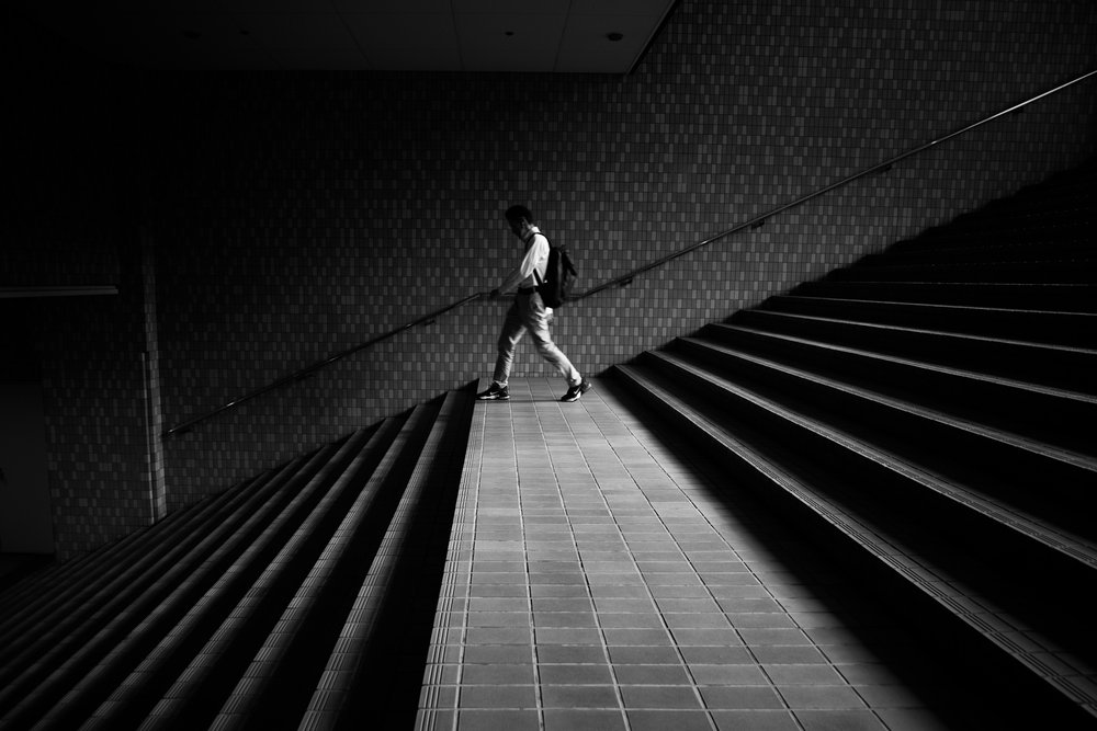 Man op een geometrische trap door Satoshi Hata