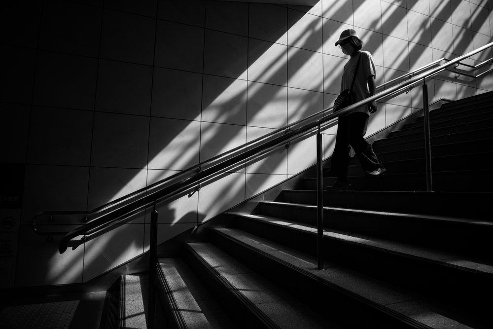 Eenzame figuur die afdaalt door Satoshi Hata