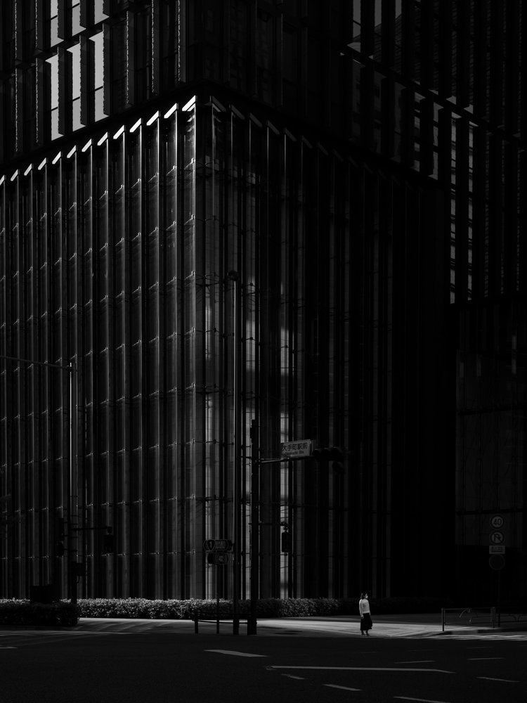 Licht en schaduw in de stad door Satoshi Hata