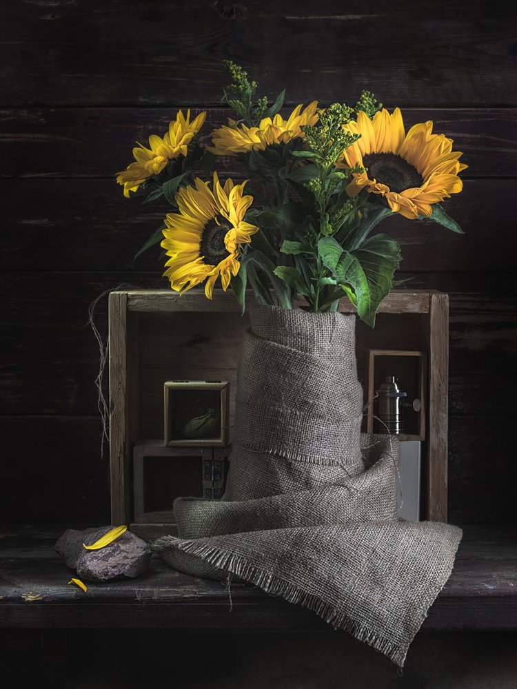 Rustiek stilleven met zonnebloemen door Vadim Kulinsky