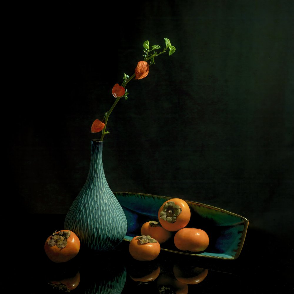 Stilleven met herfstkaki’s door Yi Pan