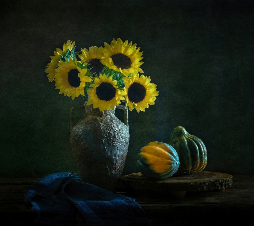 Stemmige zonnebloemen en kalebassen door Yinan F.