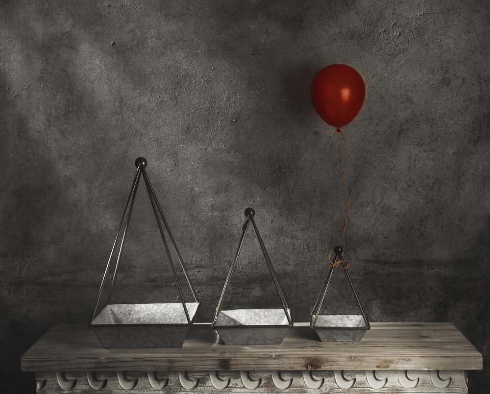 Geometrische plantenbakken met rode ballon door chenyi wang