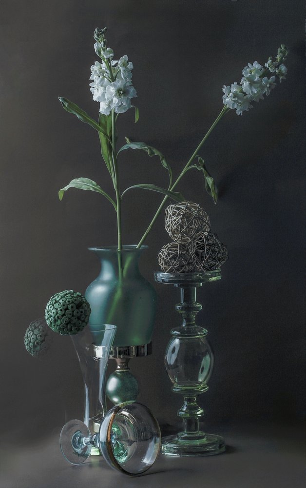 Elegant stilleven van groen glas door jlloydphoto