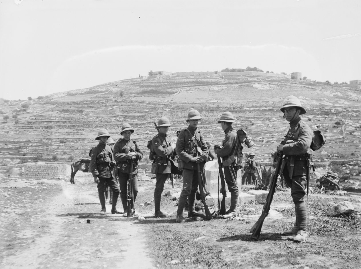 Britse soldaten buiten Jeruzalem tijdens anti-Joodse rellen door Unbekannt Unbekannt