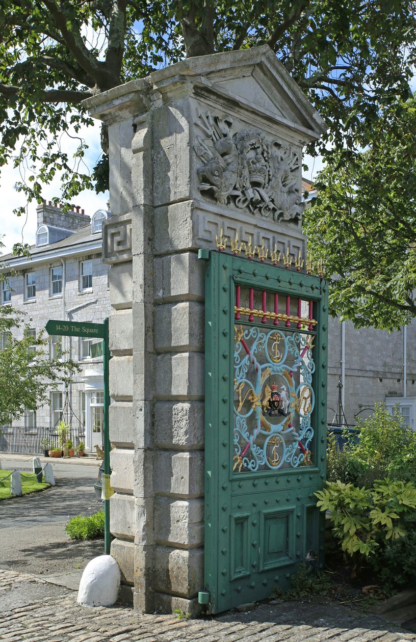 Poortzuil met gebouwen van het plein daarachter, van het voormalige Koninklijke Marinehospitaal, Plymouth door Unbekannt Unbekannt