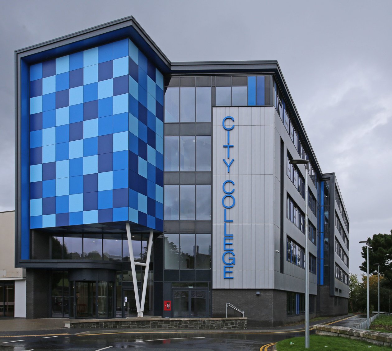 Plymouth City College STEM Centrum vanaf Kings Road door Unbekannt Unbekannt