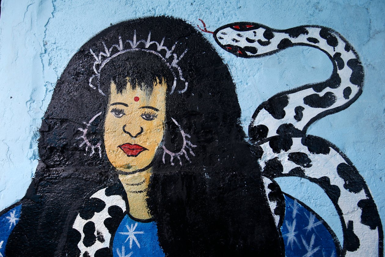 Voodoo godin, Voodoo heiligdom in Cotonou, Benin door Unknown