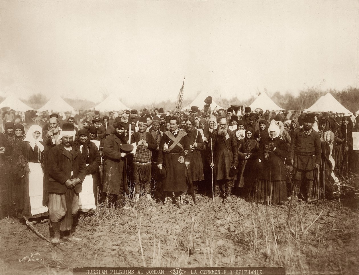 Russische pelgrims bij de rivier de Jordaan, ter voorbereiding van de Driekoningenviering, 1898-1911 door American Photographer