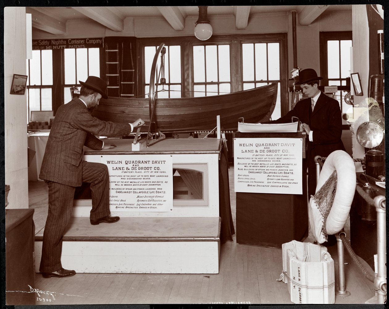 Tentoonstelling van reddingsboten door de Welin Quadrant Davit Co. en Lane und De Groot Co. in het Museum of Safety Appliances van het American Institute of Social Service, New York, 1908 door Byron Company