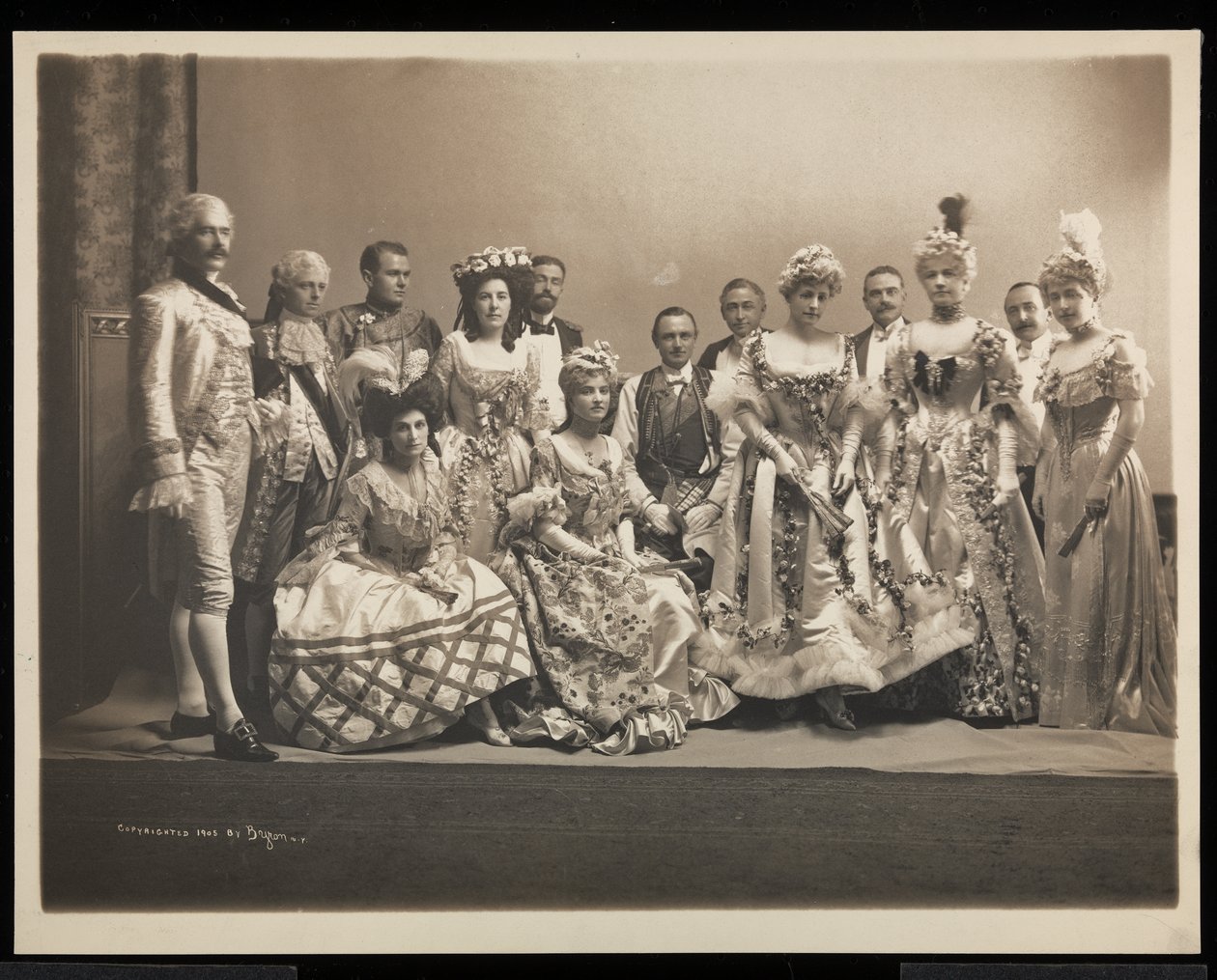 Groepsportret inclusief Edmund Lincoln Baylies (zittend midden) en Ruth Payson (Mrs. E.L.) Baylies (staand derde van rechts) op het James Hazen Hyde Bal, New York, 31 januari 1905 door Byron Company