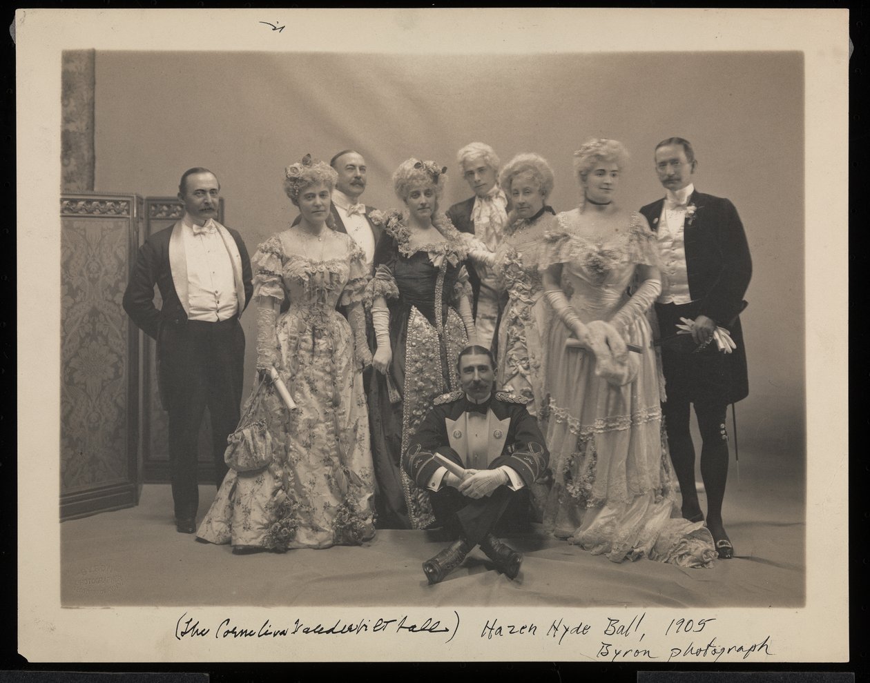 Portret van vijf mannen en vier vrouwen op het James Hazen Hyde Bal, New York, 31 januari door Byron Company