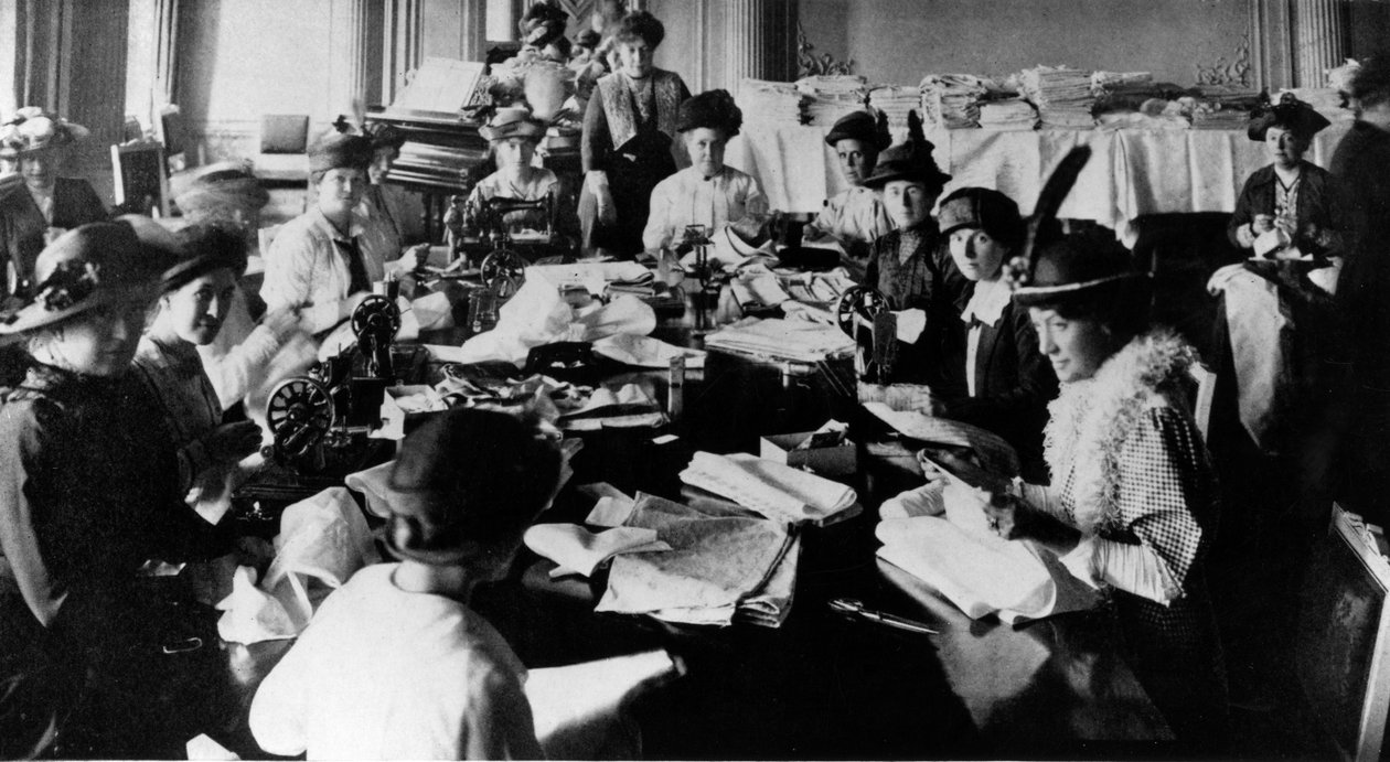 Een naaipartij op de ambassade in Rusland tijdens WOI, ca. 1916 (zw foto) door English Photographer
