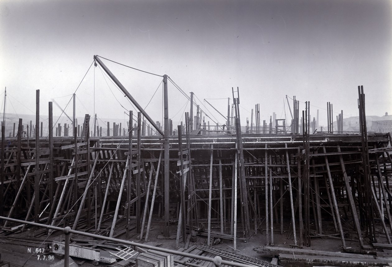 De ijsbrekende treinveerboot SS Baikal in frame tijdens de bouw door Sir W.G. Armstrong Mitchell and Co. Ltd., op de Low Walker scheepswerf, Newcastle upon Tyne in 1896, Yard No. 647 door English Photographer