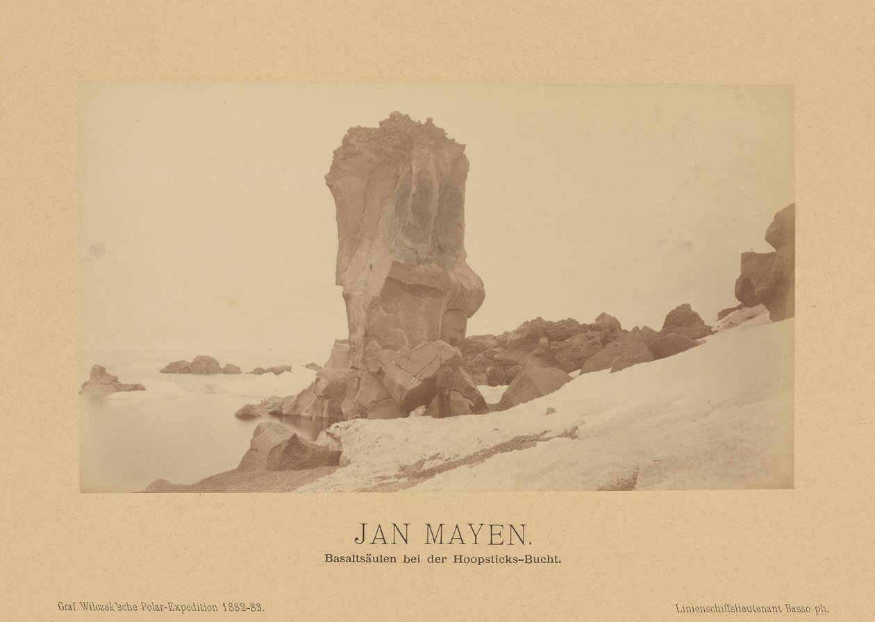 Jan Mayen, basaltzuilen bij Hoopsticks Bay door (Linienschiffs Lieutenant) Richard Basso