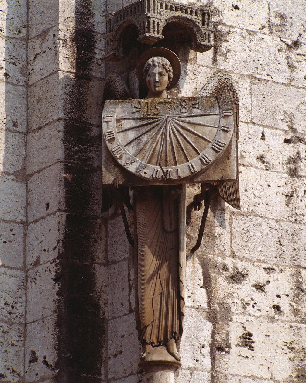 Gotische kunst: Representatie van de Engel op de Wijzerplaat. Beeldhouwwerk van de 20e eeuw naar een origineel uit de 16e eeuw bewaard in de crypte, zuidwesthoek van de Basiliek Notre Dame de Chartres (Eure et Loir) door (after) French School