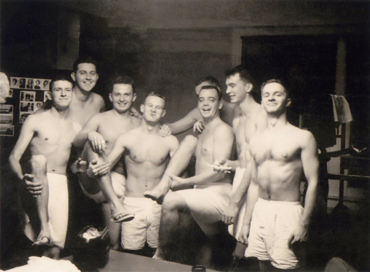Amerikaanse soldaten in de kleedkamer, ca. 1942 door Unknown