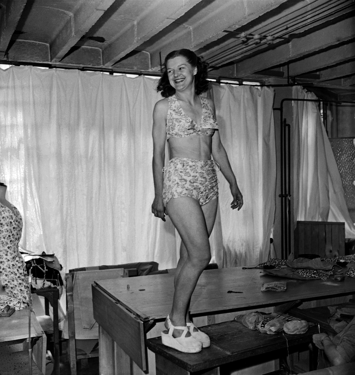 Het Maken van Kleding (Hier Zwempak) met Vliegtuig Canvas, Parijs, ca. 1947 door Unknown