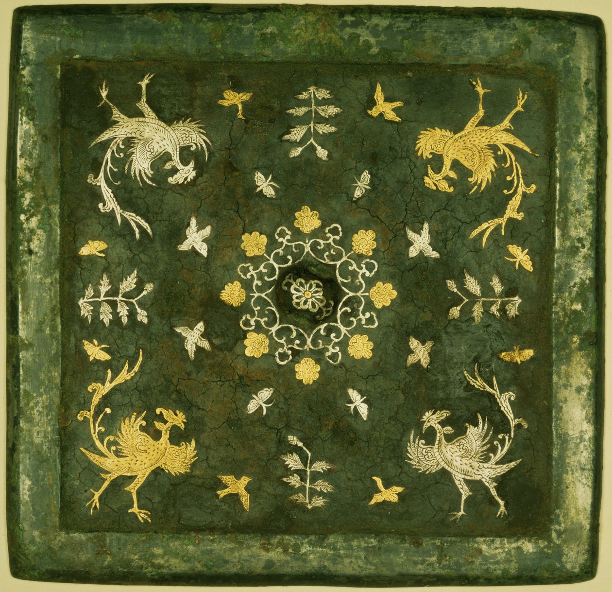 Spiegel, brons met gelakte achterkant, versierd in goud en zilver met krulwerk, Tang-dynastie (618-906) door Unknown