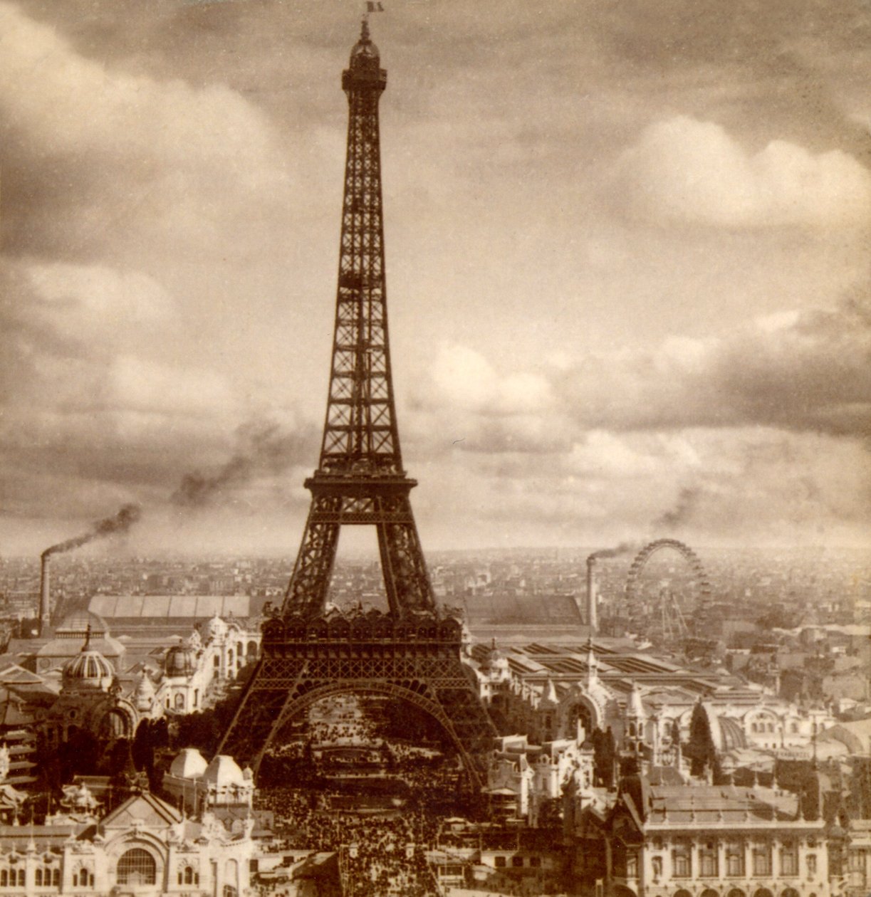 Uitzicht op de Exposition Universelle, Eiffeltoren, Champ de Mars en Galerie des Machines vanuit Palais du Trocadéro, Parijs, Frankrijk 1900 door Unknown