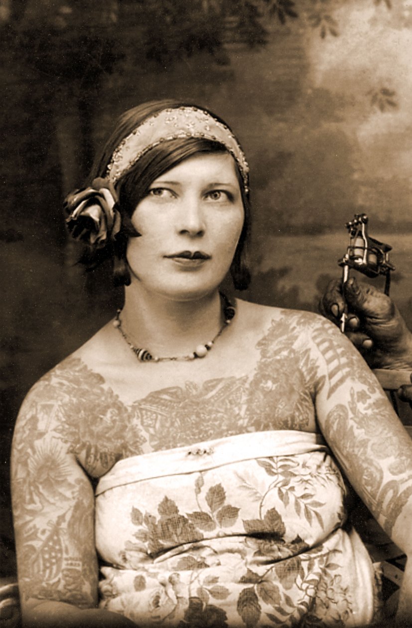 Vrouw die getatoeëerd wordt door Charles Wagner, ca. 1905 door Unknown