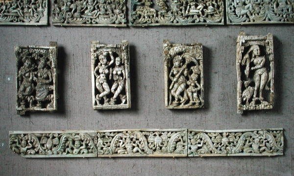 Vier plaquettes met vrouwelijke figuren en twee decoratieve banden, uit Begram door Afghan School