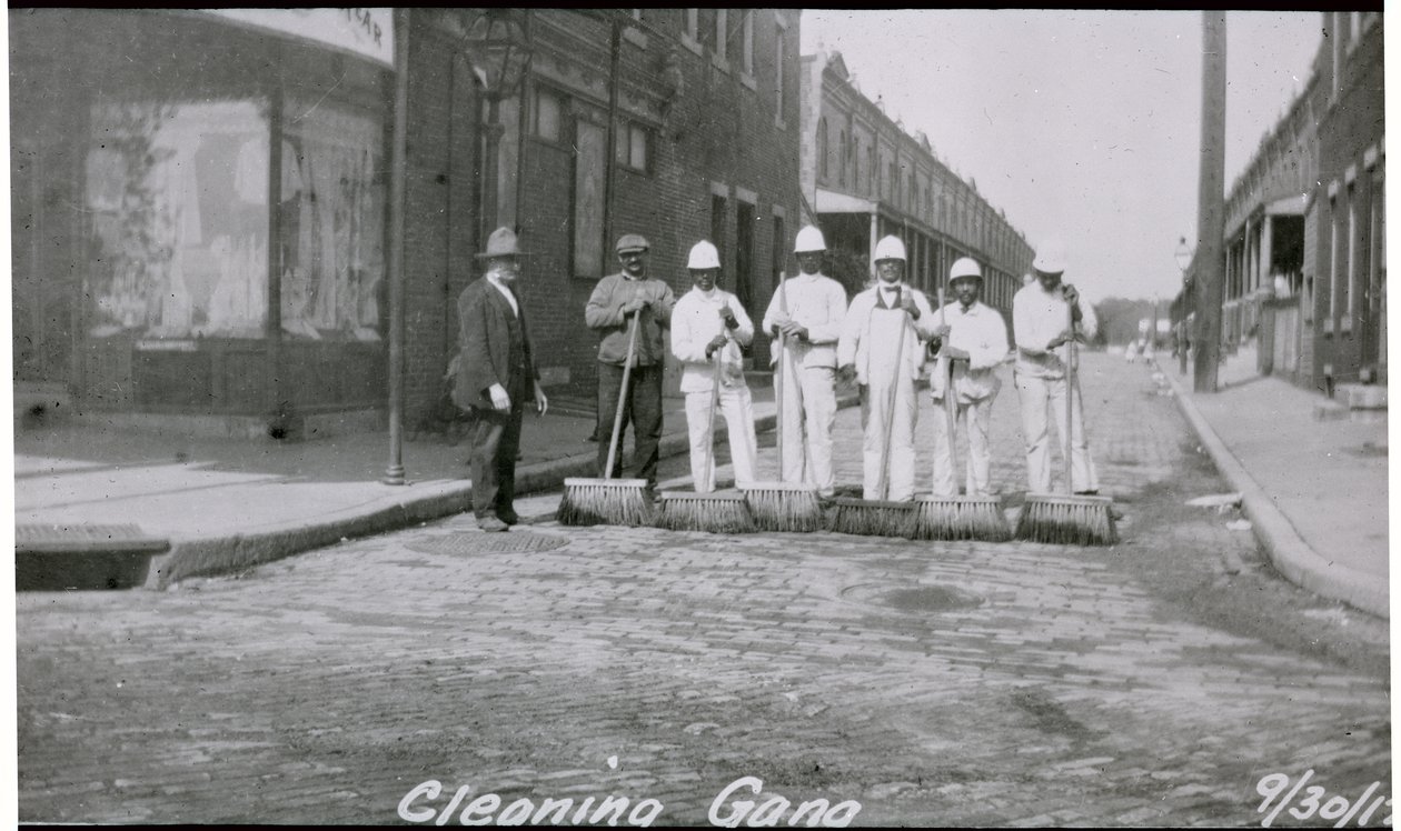 Stadsstraatreinigingsploeg, Philadelphia, c.1920 door American Photographer