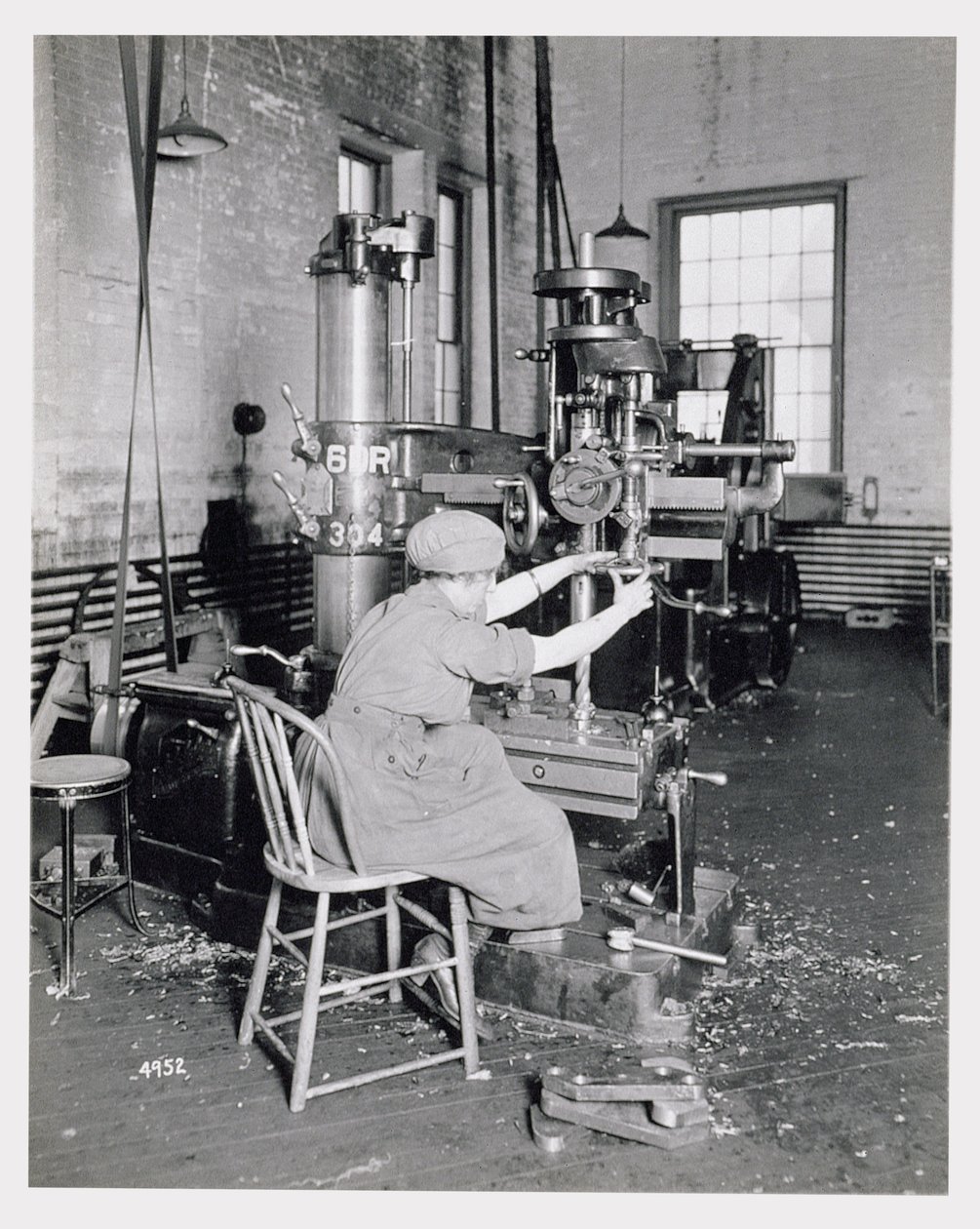 Vrouwelijke arbeider in een fabriek tijdens de Eerste Wereldoorlog, c.1917 door American Photographer