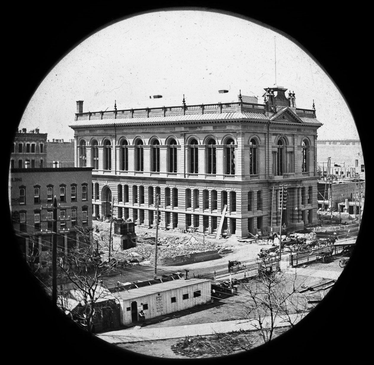 De Kamer van Koophandel wordt herbouwd na de Grote Chicago Brand, c.1872 door American Photographer