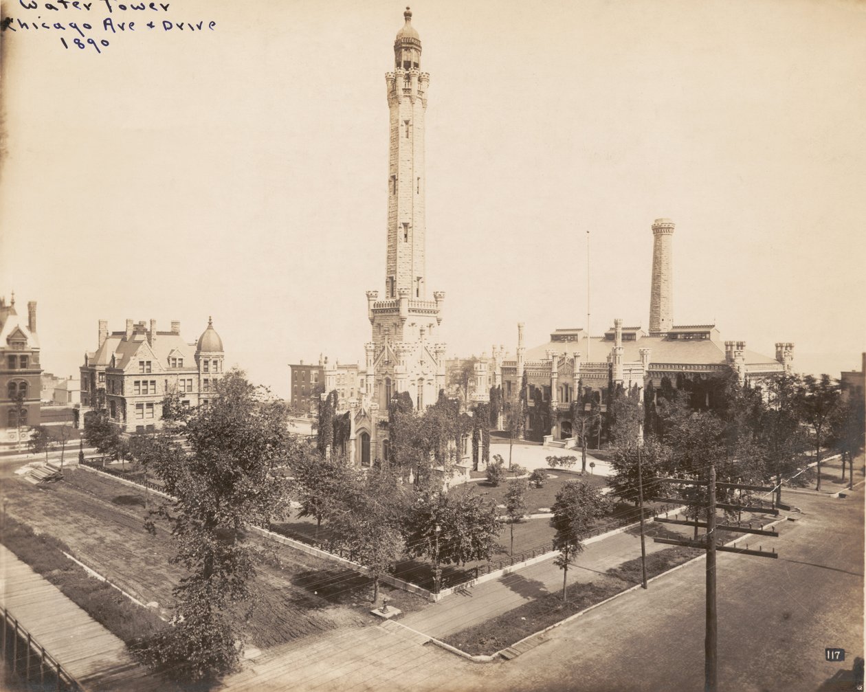 Uitzicht op de Chicago Avenue Water Tower en het pompstation, Chicago, 1890 door American Photographer
