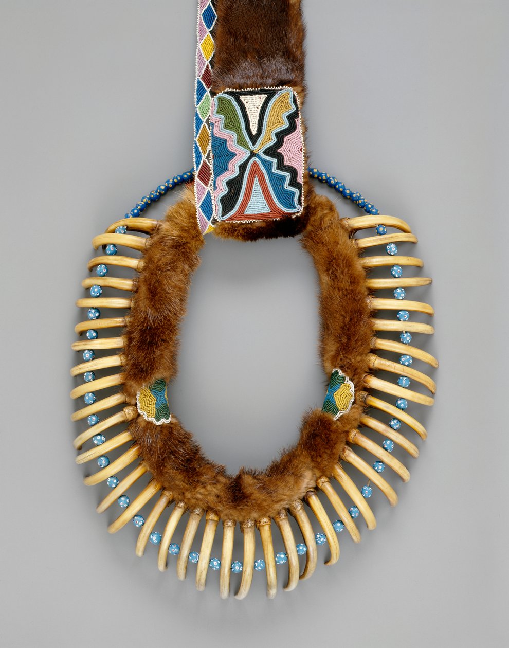 Berenklauw ketting, Mesquakie, c.1835 door American School