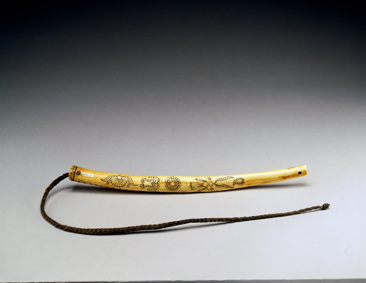 Quirt, gegraveerd elandgewei, Crow Nation, ca. 1840 door American School