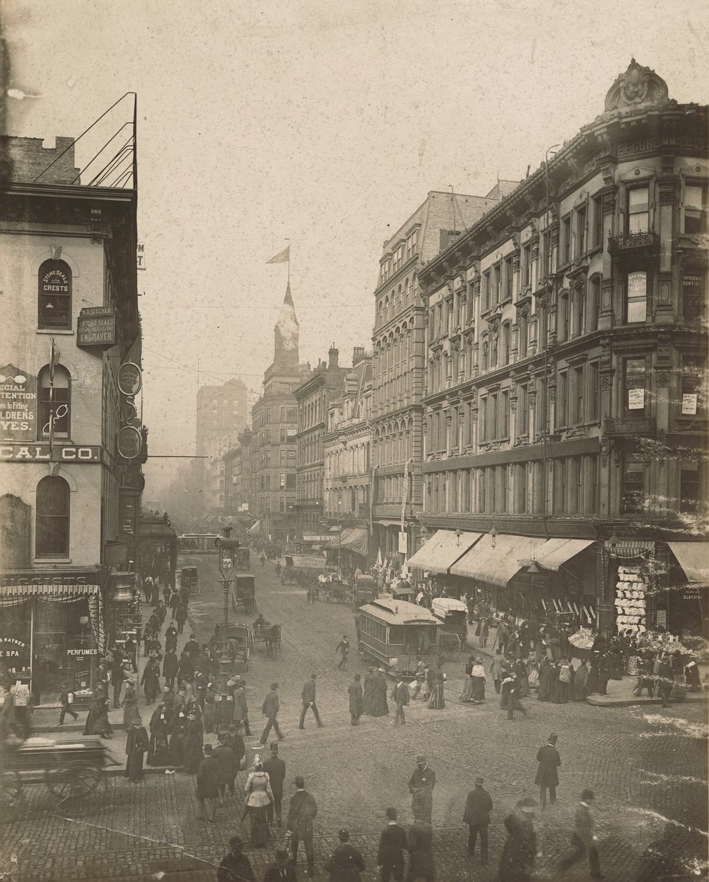 Uitzicht op Madison Street kijkend naar het westen vanaf State Street, Chicago, 1889 door American School