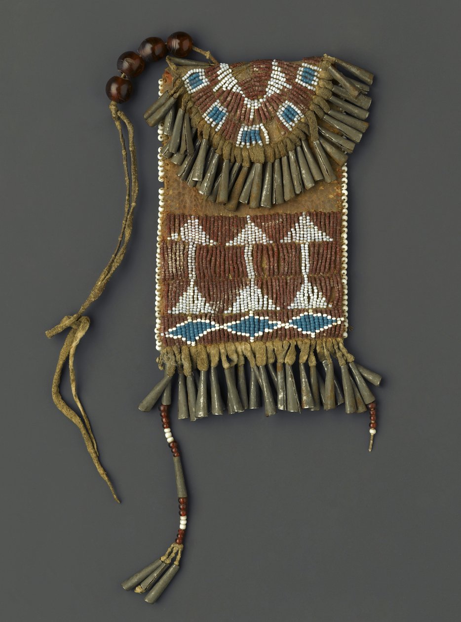Dames riemtas, mogelijk Ute of Kiowa, 1880-90 (hedi, metaal, kralen en pigment) door American School