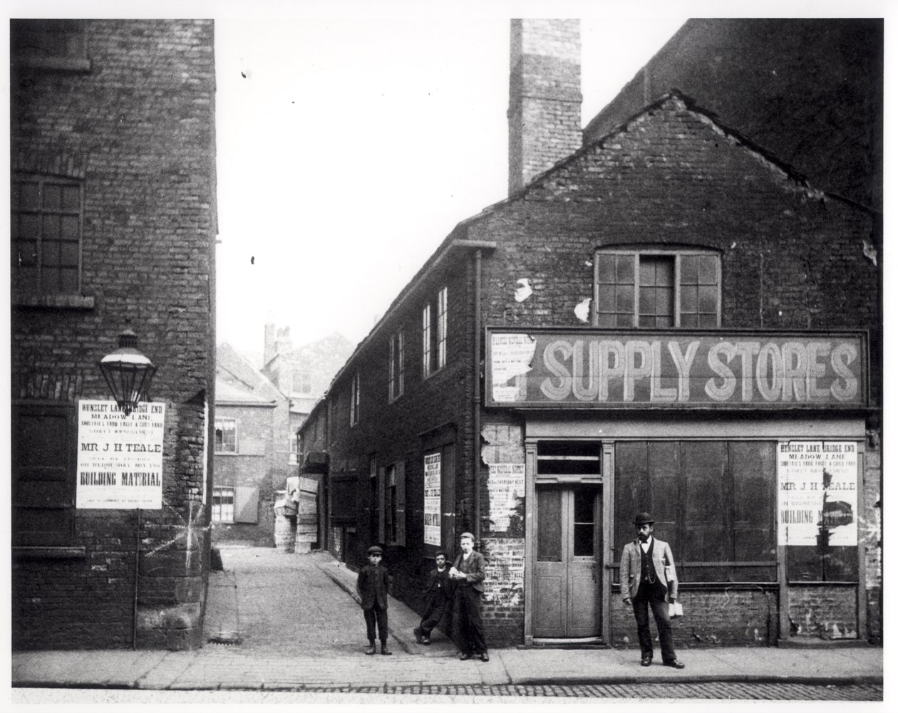 Ingang van Eagle and Child Yard, Hunslet, Leeds, 1896 door English Photographer