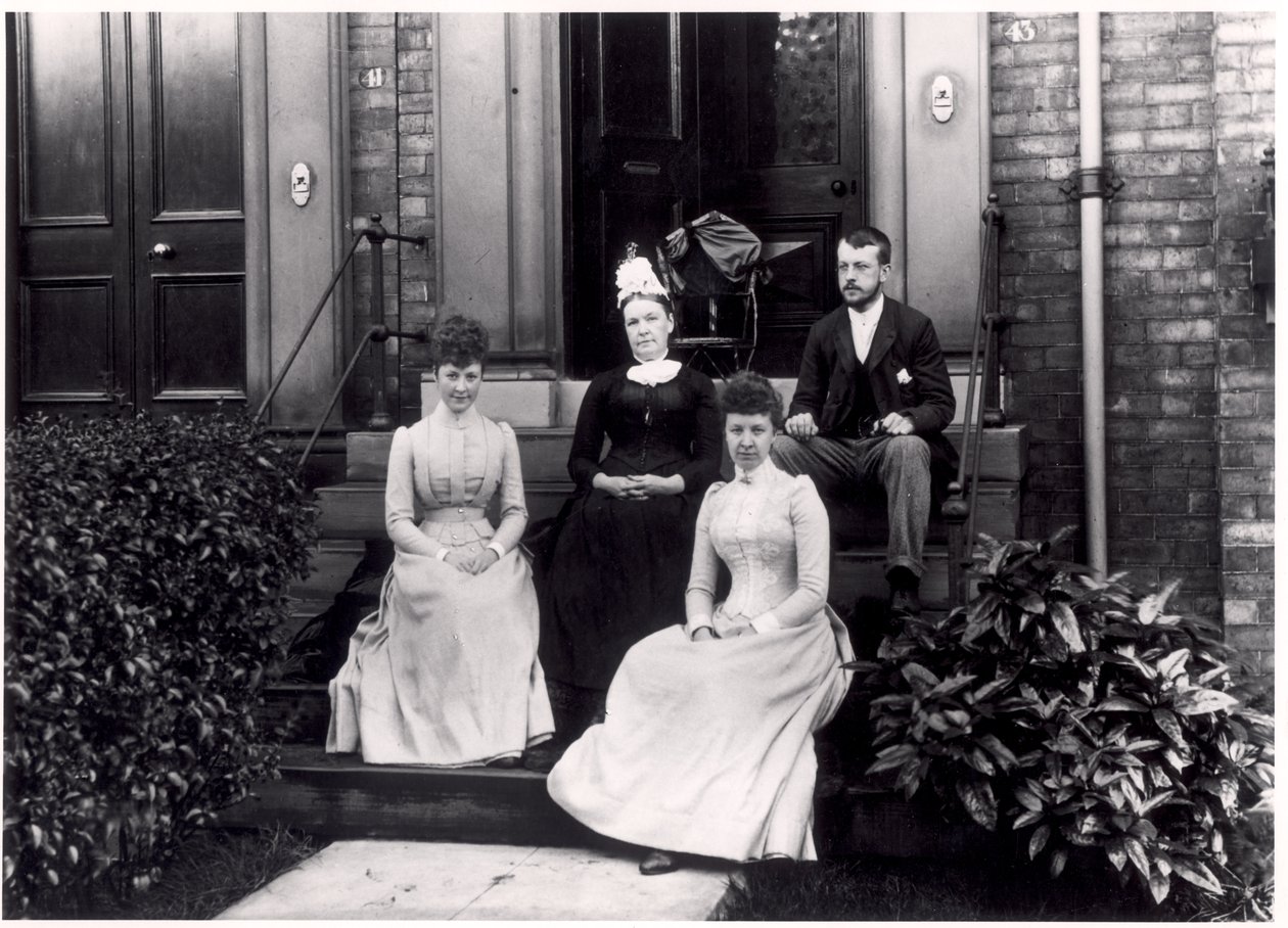 Familiegroep op de trappen van Reginald Terrace 43, Leeds, ca. 1889 door English Photographer