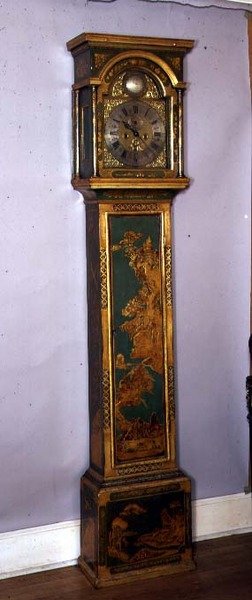 Staande klok, versierd met vergulde chinoiserie, messing wijzerplaat door Edward East door English School